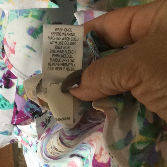 Very pretty, NWOT, faux wrap dress. Size M - Picture 4 of 6